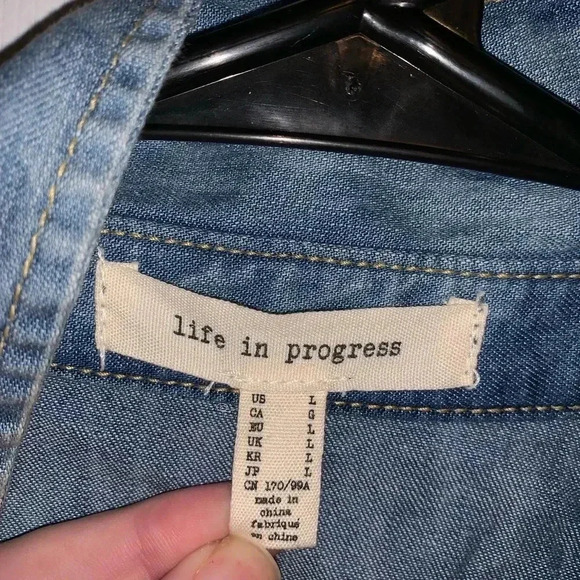 🌟Light Acid Washed Denim Button Down 🌟 - Picture 3 of 5